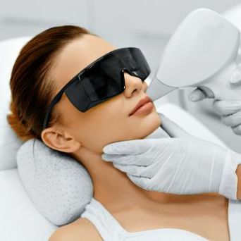 Depilacja laserowa (epilacja) baków, brwi, górnej wargi i uszu